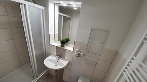 Chambre Double (Queen Size Bed) | Salle de bain