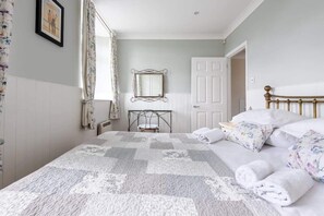 2 habitaciones, tabla de planchar con plancha, cuna de viaje y wifi 