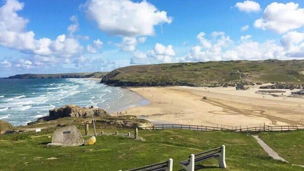A coastal landscape with a sandy beach, rocky outcrops, and a clear sky. - 2 Bedroom Cottage Close to Perranporth Beach (Perranzabuloe)