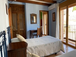 6 bedrooms, iron/ironing board, travel cot, free WiFi - RURAL HOUSE LA CABEZUELA (El Real de San Vicente)