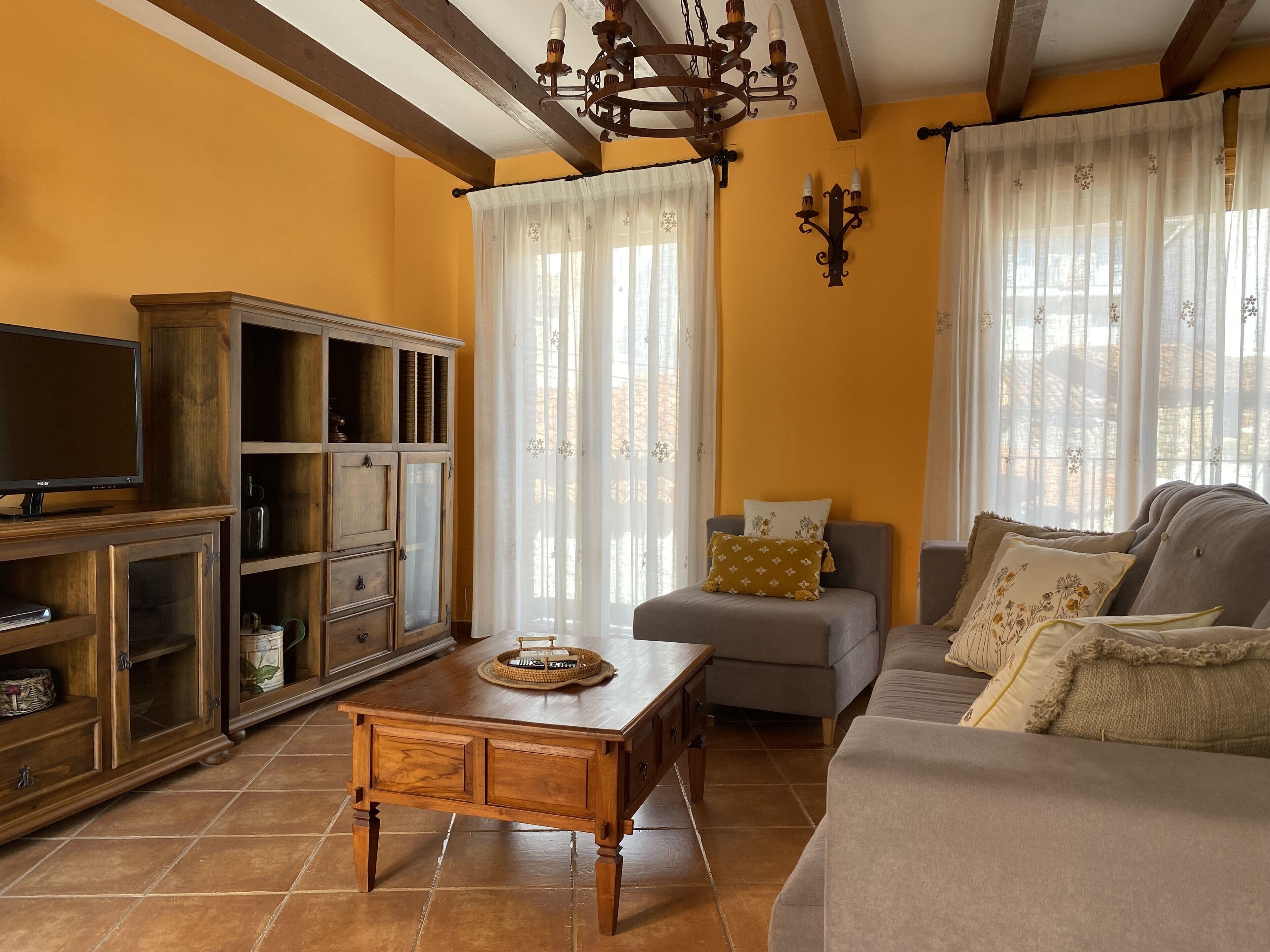 Tv, pejs, dvd-afspiller, bøger