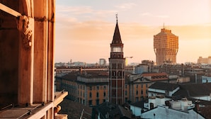 Une vue urbaine avec une tour imposante et un bâtiment moderne.
