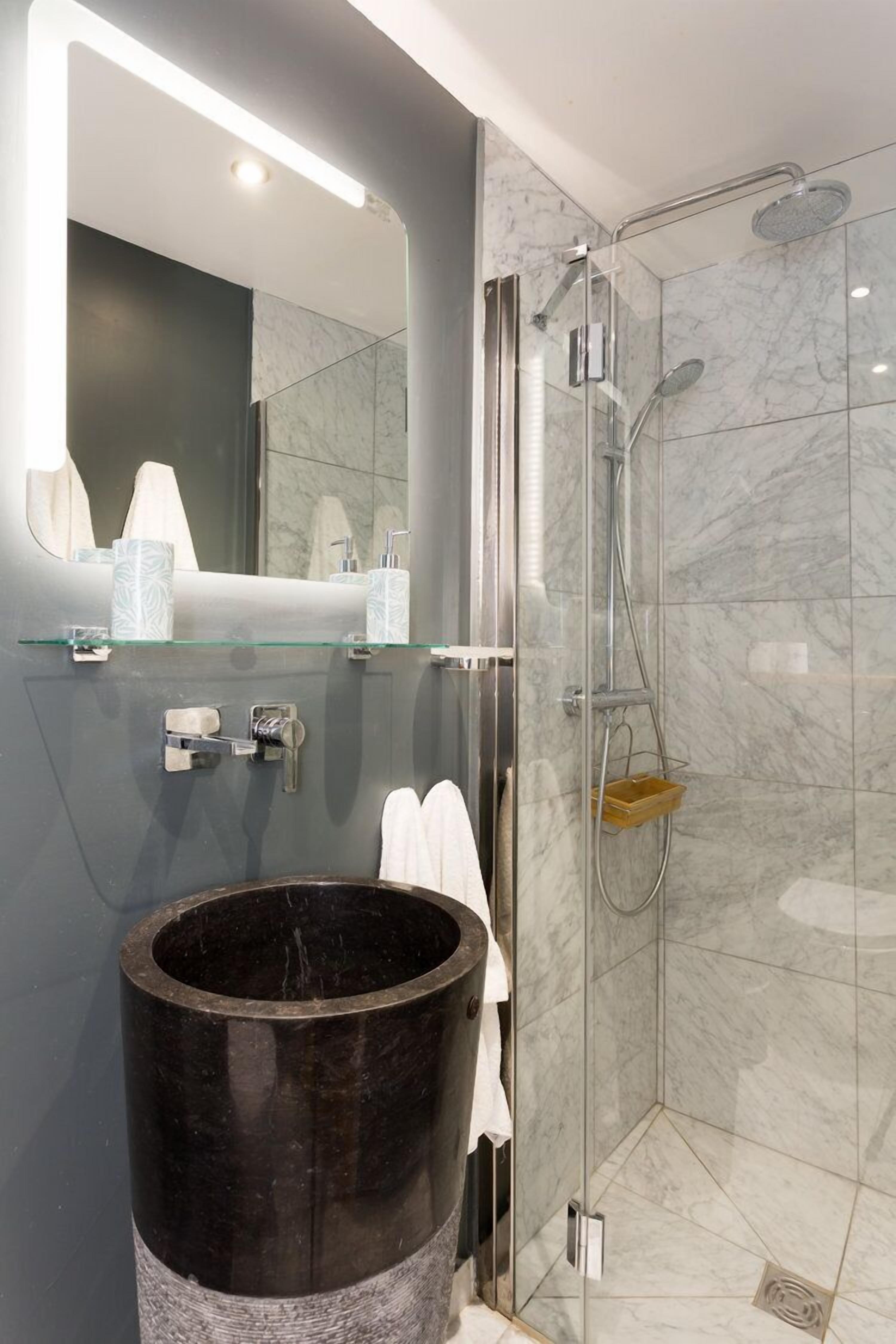 套房 | 浴室 | 淋浴/盆浴组合、免费洗浴用品、吹风机、毛巾