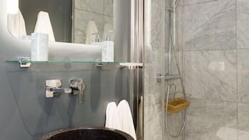Picasso Suite | Bathroom | Combined shower/tub, free toiletries, hair dryer, towels