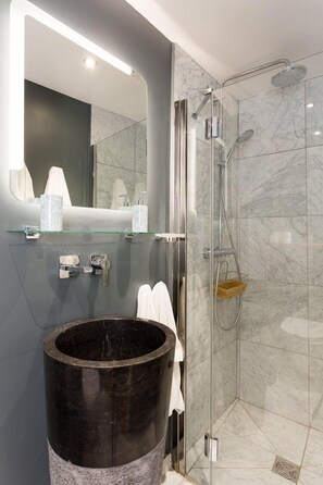 Picasso Suite | Bathroom | Combined shower/bathtub, free toiletries, hair dryer, towels - Les Ateliers de Montmartre (Paris)