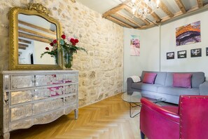 Suite | Área de sala de estar | Televisión de pantalla plana 
