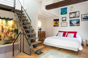 Dúplex | 1 habitación, decoración personalizada, muebles diferentes y escritorio 