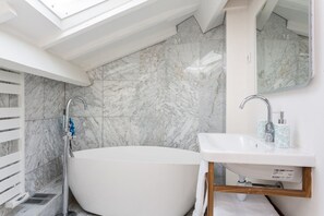 Dúplex | Baño | Ducha y bañera combinadas y artículos de higiene personal gratuitos