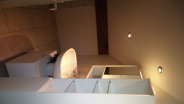 Une salle de bain moderne avec une baignoire, un espace douche et un meuble-lavabo.