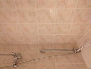 Secador de pelo, toallas, jabón y champú