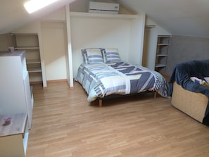 2 chambres, fer et planche à repasser, Wi-Fi, draps fournis