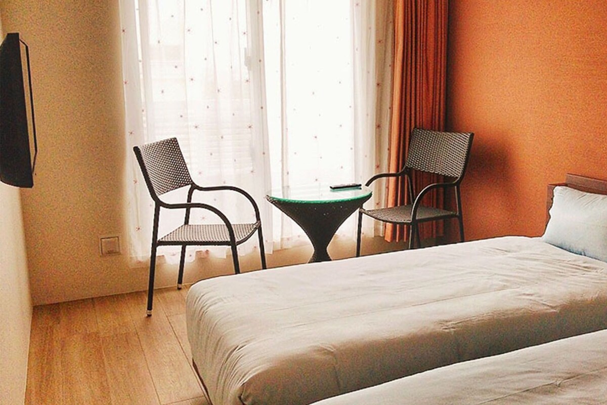 WiFi (free), bed sheets