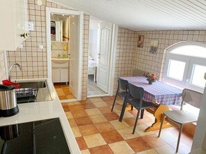 Refrigerador, microondas y utensilios de cocina 