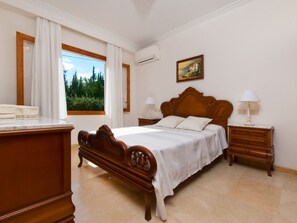 4 slaapkamers, een bureau, een strijkplank/strijkijzer, gratis wifi