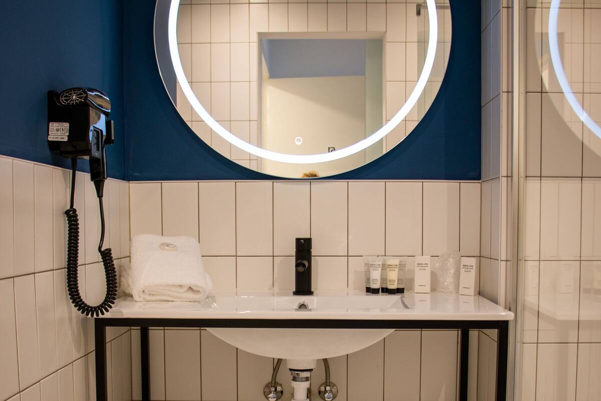 large double room | bathroom | shower, rainfall showerhead, towels