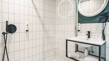 Kamar Triple Comfort | Kamar mandi | Shower, pancuran hujan, dan handuk