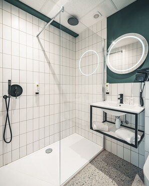 Comfort driepersoonskamer | Badkamer | Een douche, een regendouche, handdoeken