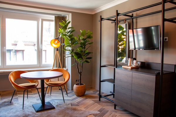 Large Double Room | Área de estar | TV de tela plana