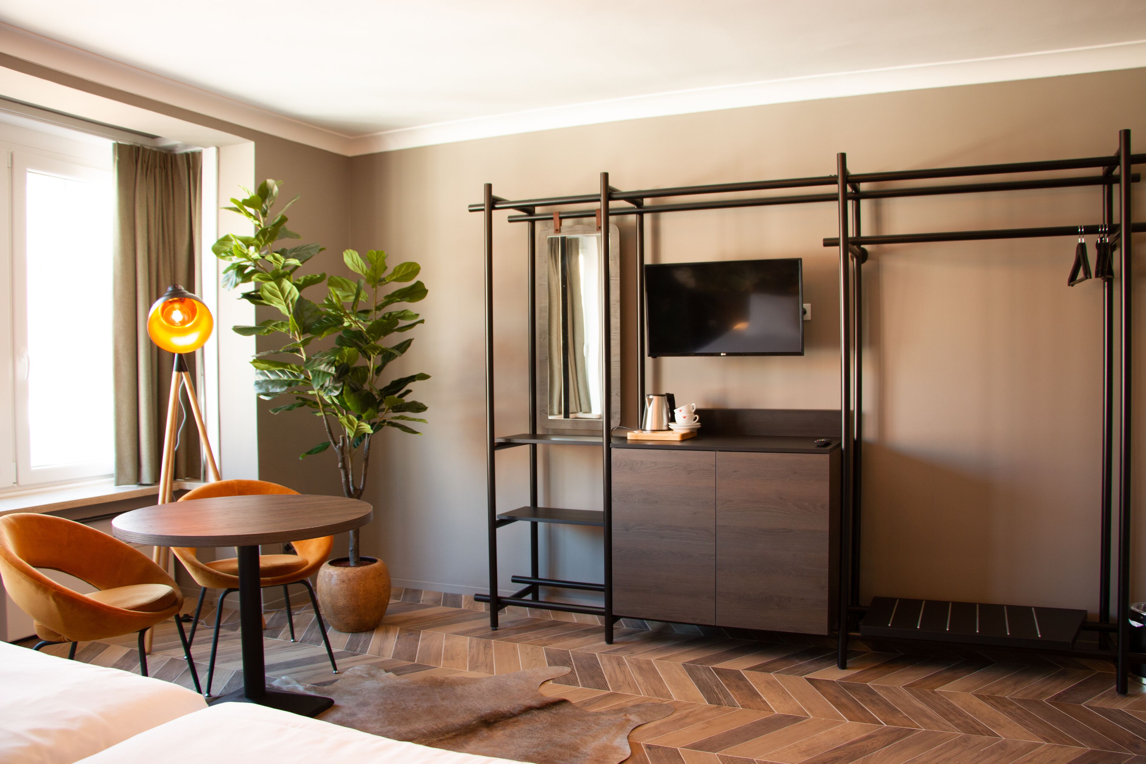 large double room | living area | flat-screen tv