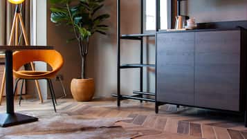 Large Double Room | 起居區 | 平面電視