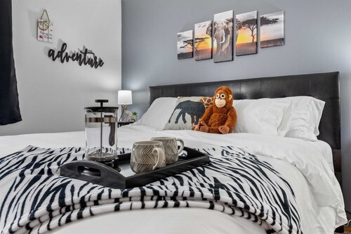 King Bed - FAST WIFI ~ Near Froedtert ~ Undergrnd Parking