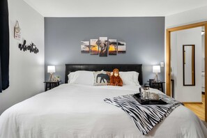 1 bedroom, desk, iron/ironing board, free WiFi - King Bed - FAST WIFI ~ Near Froedtert ~ Undergrnd Parking (Wauwatosa)