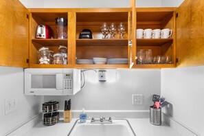 Fridge, microwave, oven, stovetop - King Bed - FAST WIFI ~ Near Froedtert ~ Undergrnd Parking (Wauwatosa)