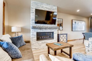 TV, lareira, DVD player