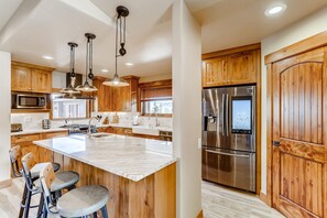 Geladeira, micro-ondas, fogão, cooktop