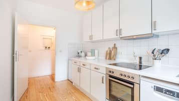 Fridge, oven, stovetop, dishwasher