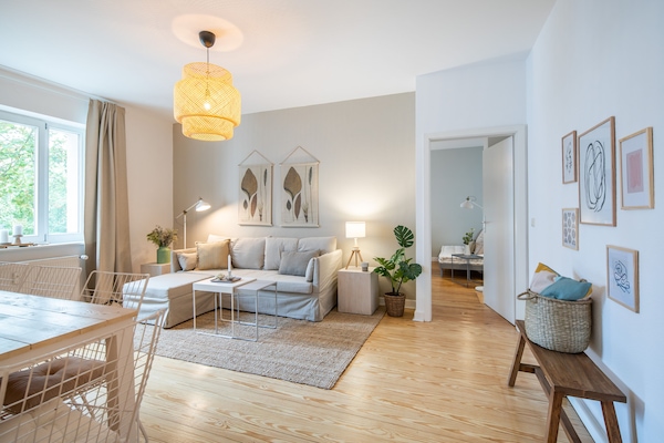 Wohnzimmer mit Esstisch für 5 Personen