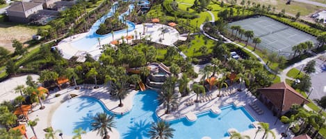 Piscina externa, guarda-sóis, espreguiçadeiras