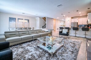 Een 75-inch smart-tv met kabelzenders en een televisie