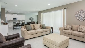 Rumah, 5 kamar tidur, kolam renang pribadi (5 Bedrooms) | Ruang keluarga