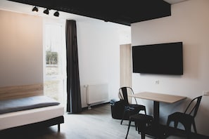 Quarto triplo | Roupas de cama antialérgicas, cortinas blackout, Wi-Fi de cortesia