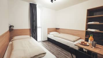 Hypo-allergenic bedding, blackout curtains, free WiFi, bed sheets