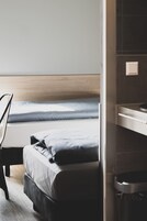 Habitación triple | Ropa de cama hipoalergénica, cortinas opacas, wifi gratis y ropa de cama