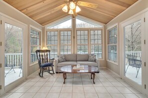 Smart-TV, Kamin, DVD-Player