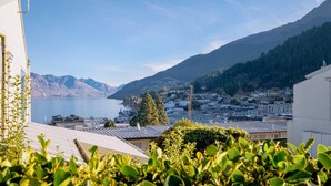 Une ville côtière offrant une vue sur la mer et les montagnes.