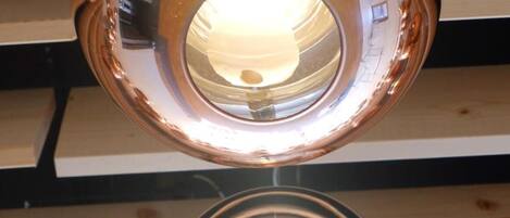 Un soffitto con due lampade circolari color rame.
