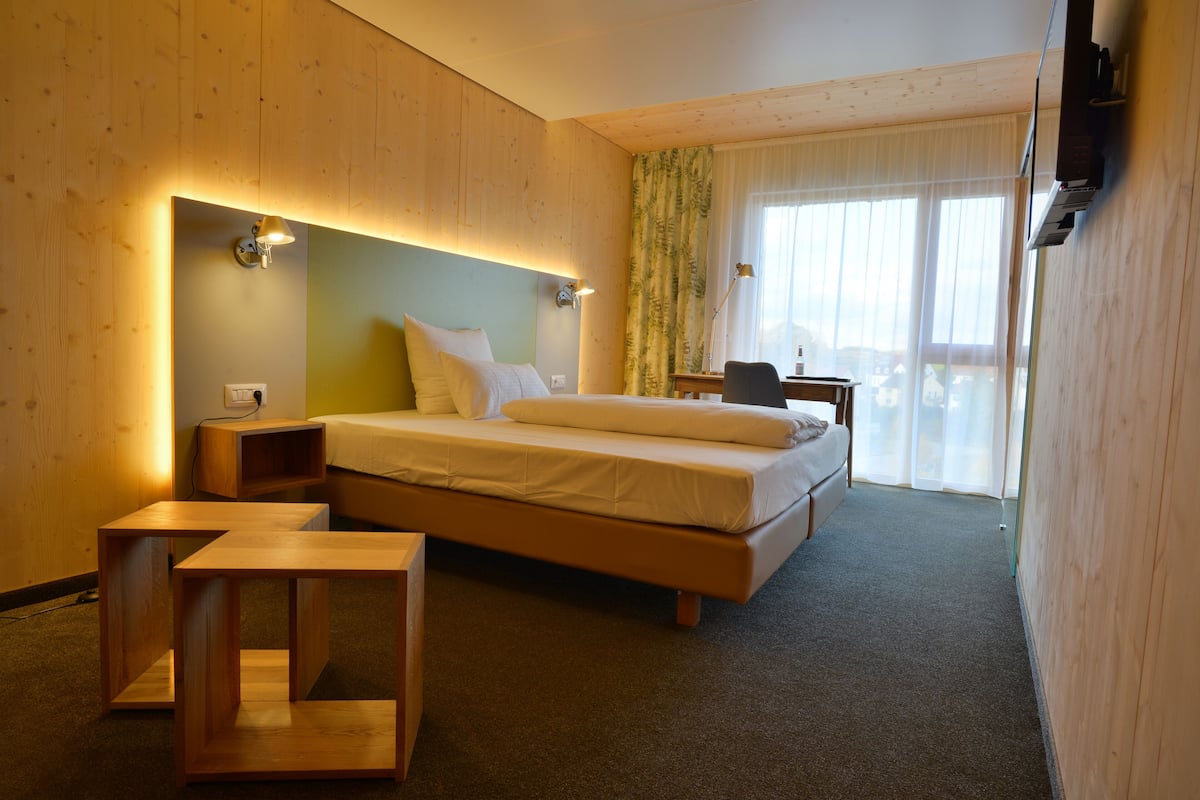 1 bedroom, hypo-allergenic bedding, desk, laptop workspace