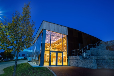 Vista frontal de la propiedad por la tarde o noche