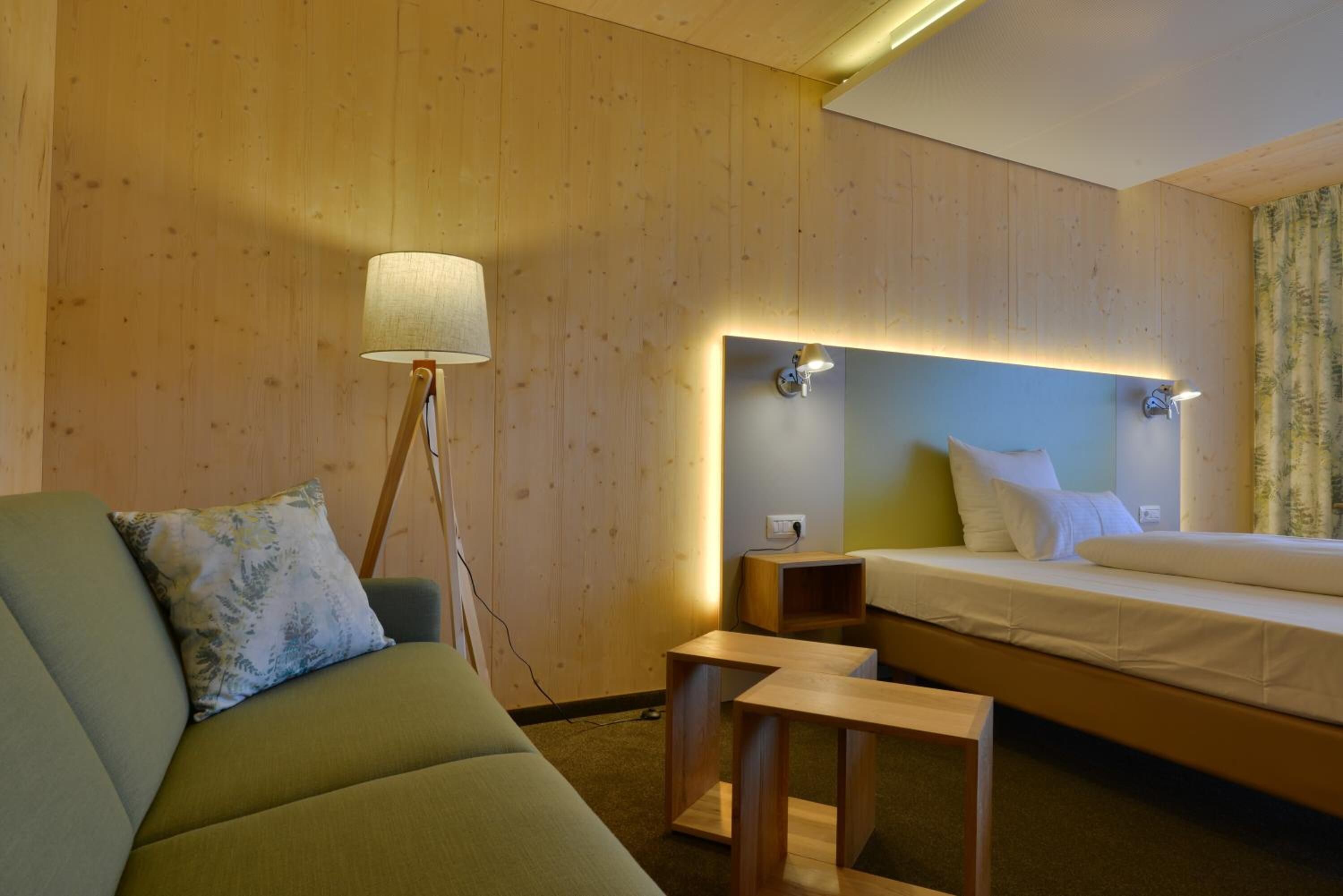 1 bedroom, hypo-allergenic bedding, desk, laptop workspace