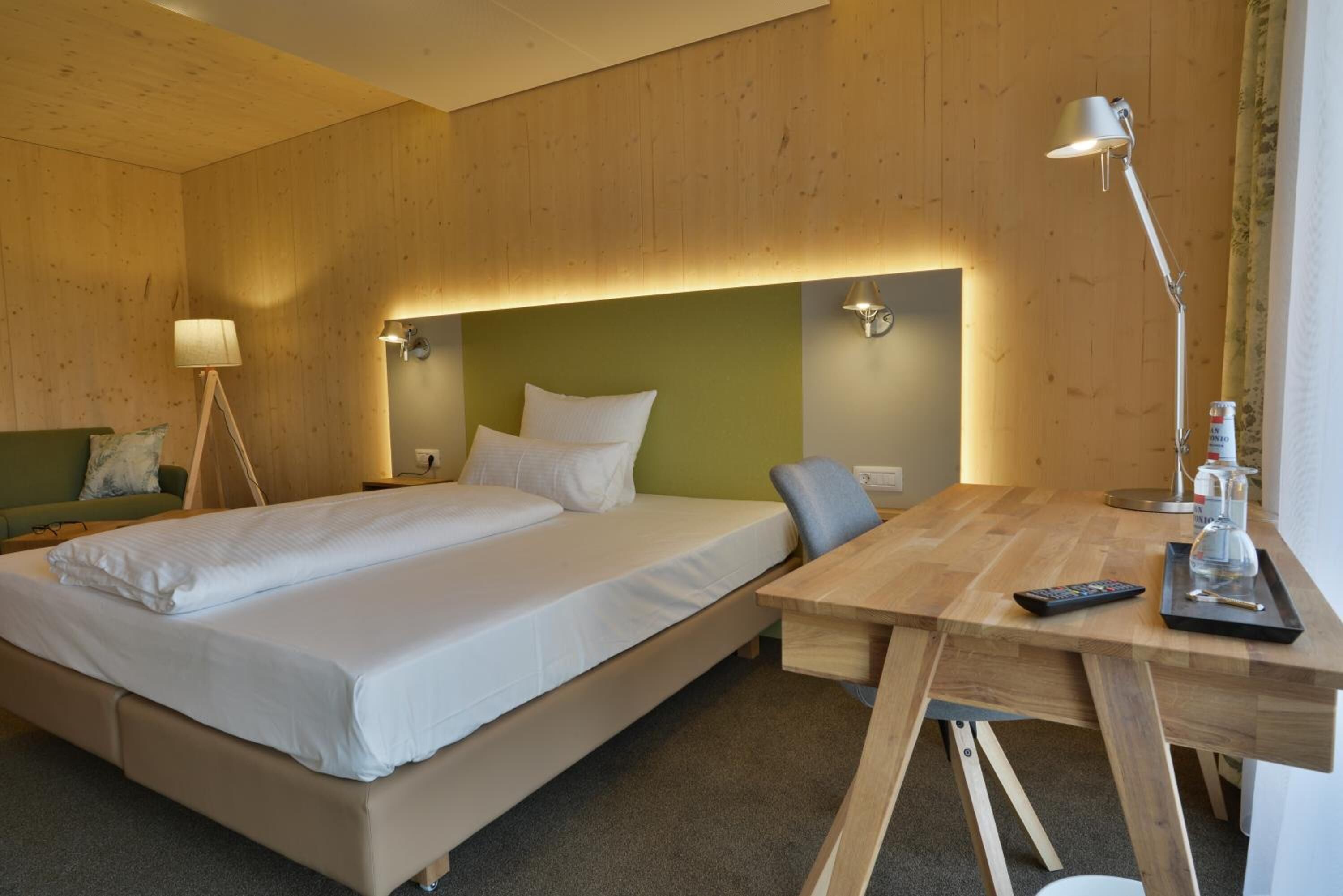 1 bedroom, hypo-allergenic bedding, desk, laptop workspace