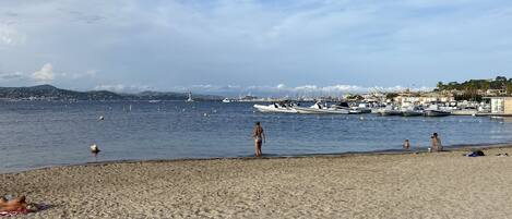 Plage à proximité, chaises longues