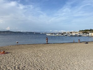 Beach nearby, sun loungers - Dream flat with sea view and roof terrace in the centre of St. Tropez (Saint-Tropez)