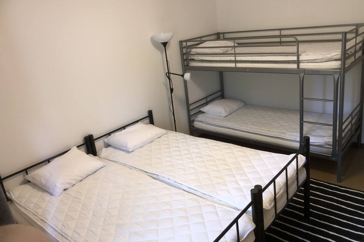 Familierom (WC in room, shared shower) | Lydisolert, barnesenger og ekstrasenger (mot et tillegg)