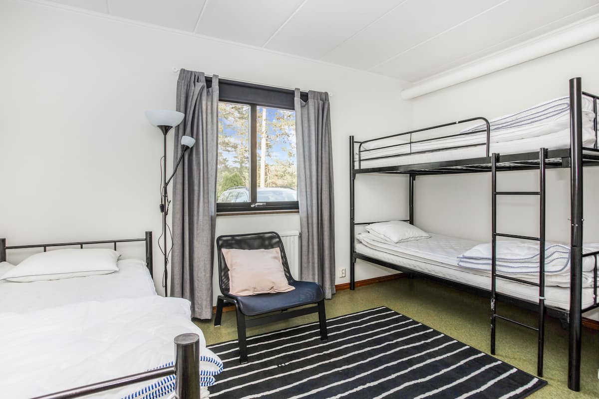 Tremannsrom, tilgjengelighetstilpasset, privat bad (Pet-friendly) | Lydisolert, barnesenger og ekstrasenger (mot et tillegg)