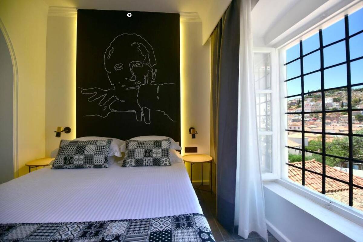 Deluxe Suite with Spa Bath | 1 sovrum, värdeförvaringsskåp på rummet och arbetsyta för laptop