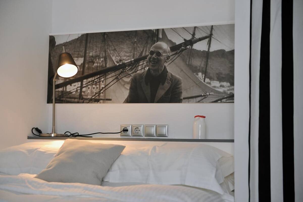 Budget Double Room | 1 sovrum, värdeförvaringsskåp på rummet och arbetsyta för laptop